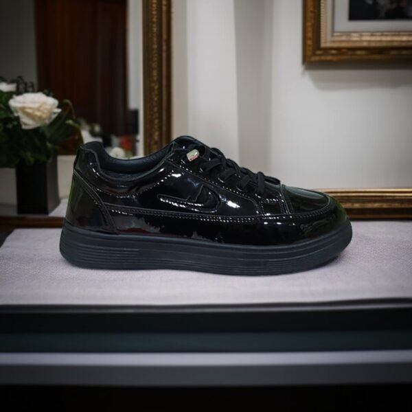 اختاري الأناقة في كل خطوة مع Lux Sneakers