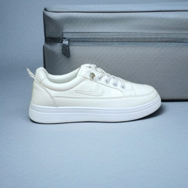 اختاري الأناقة في كل خطوة مع Lux Sneakers