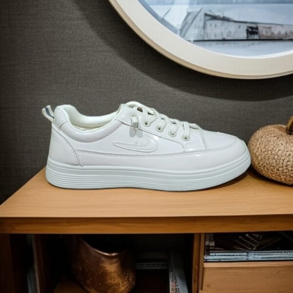 اختاري الأناقة في كل خطوة مع Lux Sneakers